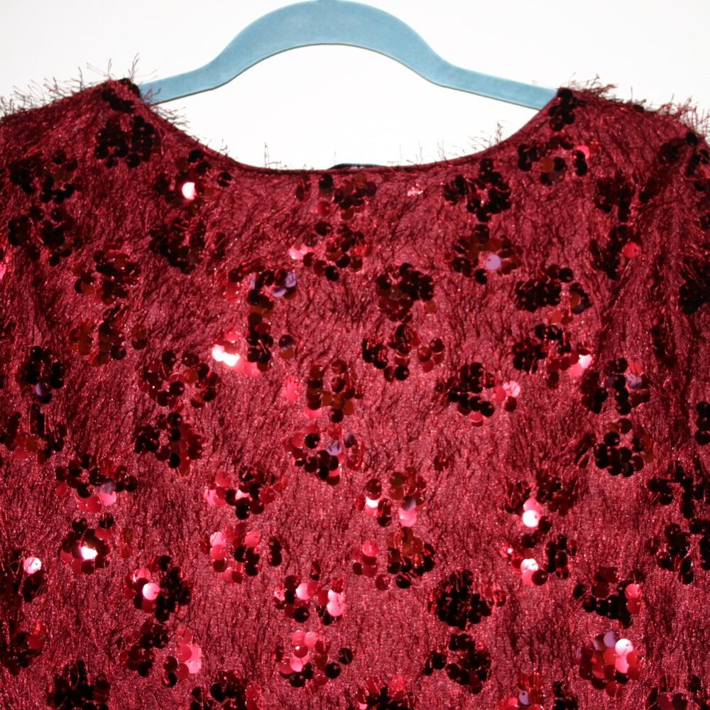 WOMEN'S HOLIDAY TOP BY CECE SIZE M RED-SEQUINS-RED FRINGE GIVES SHAGGY LOOK